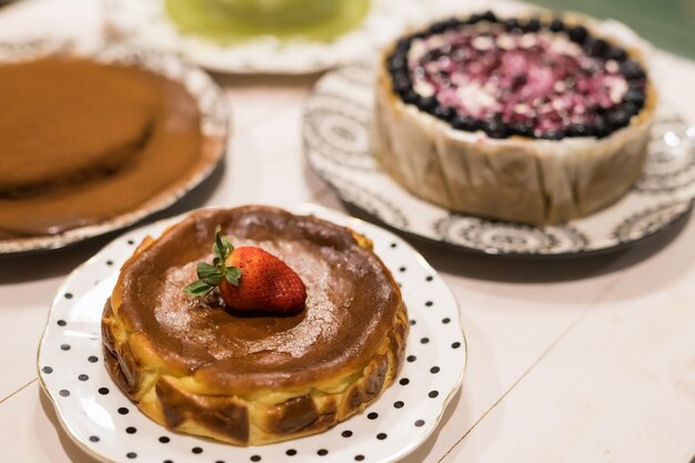 Foto vista ad alto angolo della torta nel piatto sul tavolo