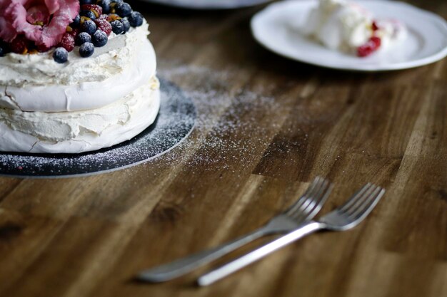 Foto vista ad alta angolazione della torta nel piatto sul tavolo