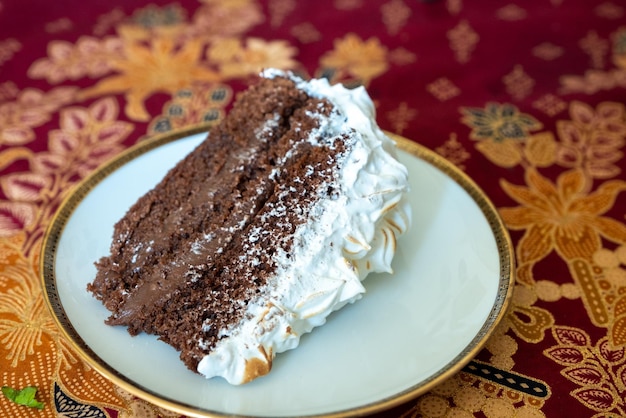 Photo high angle view of cake in plate on table