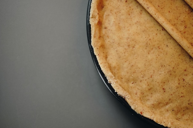 Foto vista ad alta angolazione della torta nel piatto sul tavolo