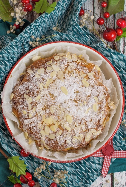 プレート内のケーキの高角度のビュー