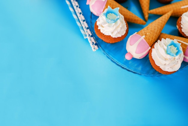 Photo high angle view of cake on table