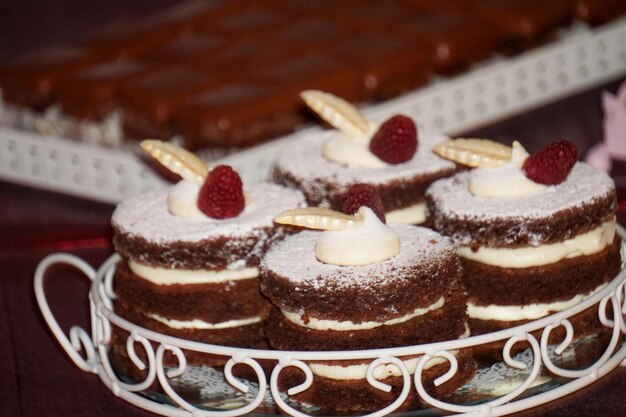 Foto vista ad alta angolazione della torta sul tavolo