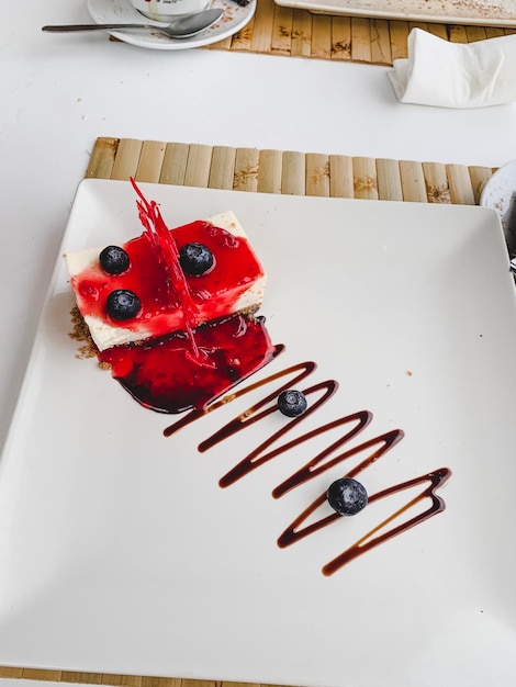 Foto vista ad alta angolazione della torta sul tavolo