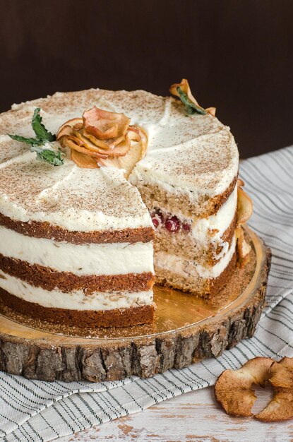 Foto vista ad alta angolazione della torta sul tavolo