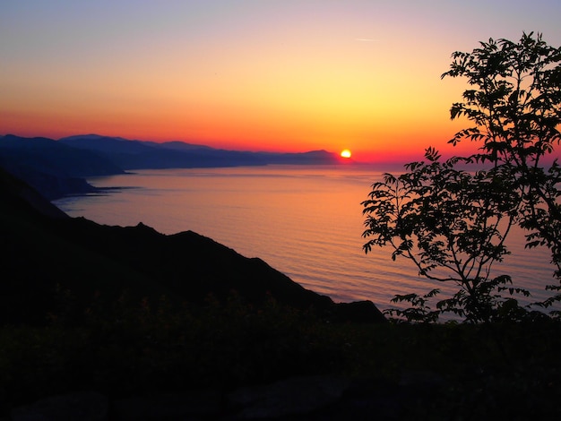 Foto vista ad alto angolo della spiaggia tranquilla al tramonto