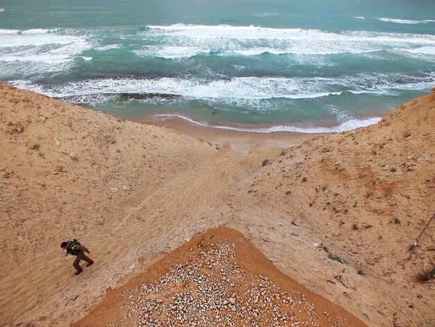 Foto vista ad alto angolo della spiaggia tranquilla