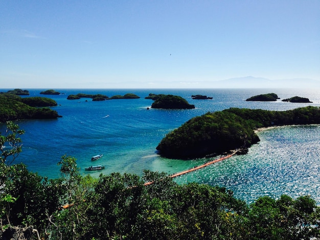 Foto vista ad alta angolazione del mare blu calmo e del cielo limpido