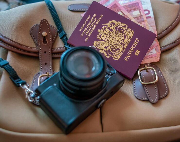 Photo high angle view of camera with passport on purse