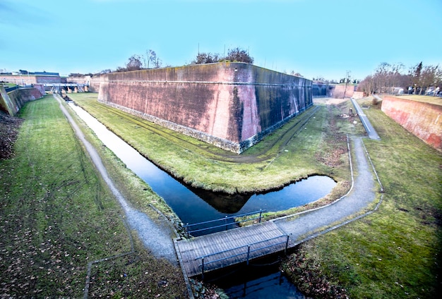 Foto vista ad alto angolo del canale contro un cielo limpido