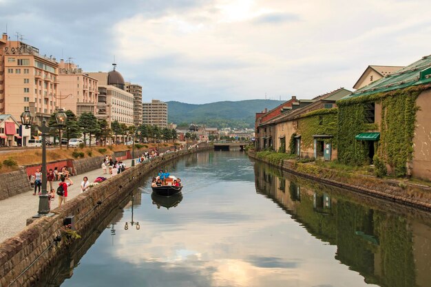 Foto vista ad alto angolo del canale in città