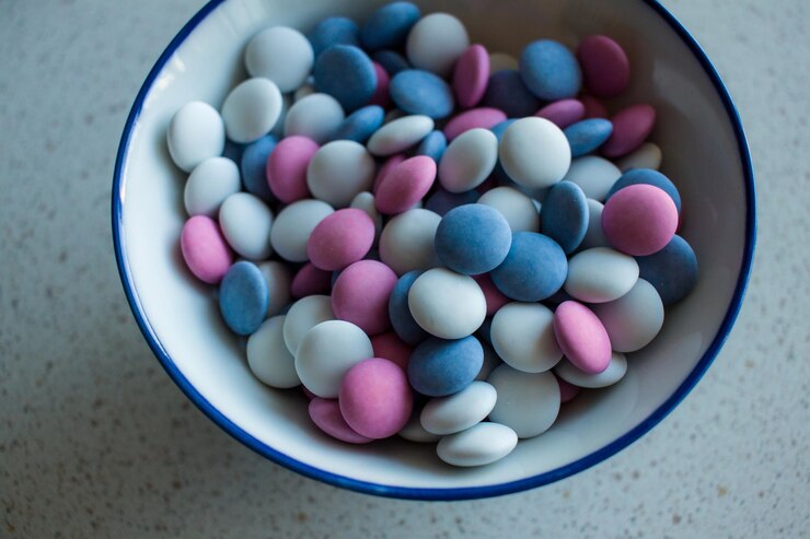 Photo high angle view of candies in bowl