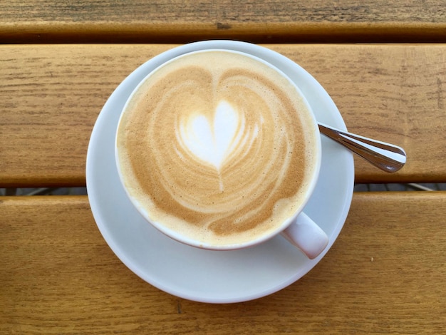 Foto vista ad alto angolo del cappuccino servito sul tavolo al caffè