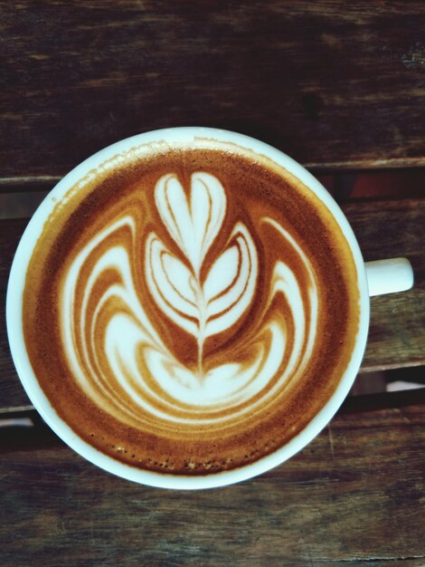 Foto vista ad alta angolazione del cappuccino sul tavolo