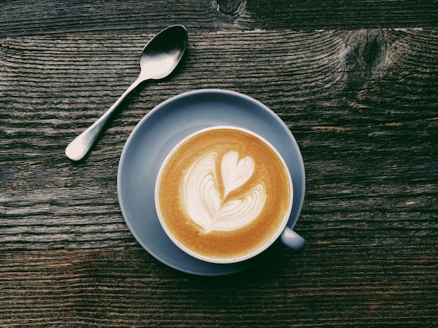 テーブルの上のカプチーノの高角度ビュー