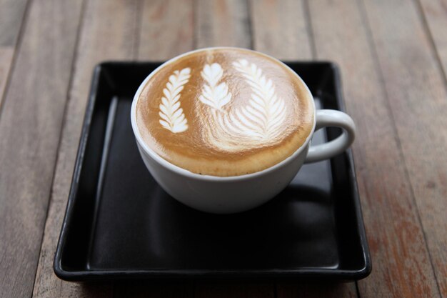 Foto vista ad alto angolo del cappuccino sul tavolo