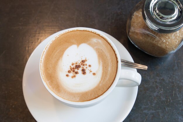 テーブルの上のカプチーノの高角度のビュー