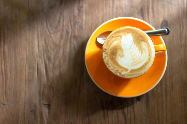 Foto vista ad alto angolo del cappuccino sul tavolo