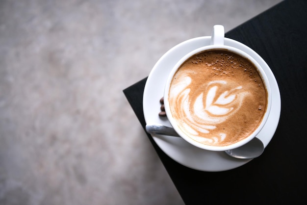 テーブルの上のカプチーノの高角度のビュー