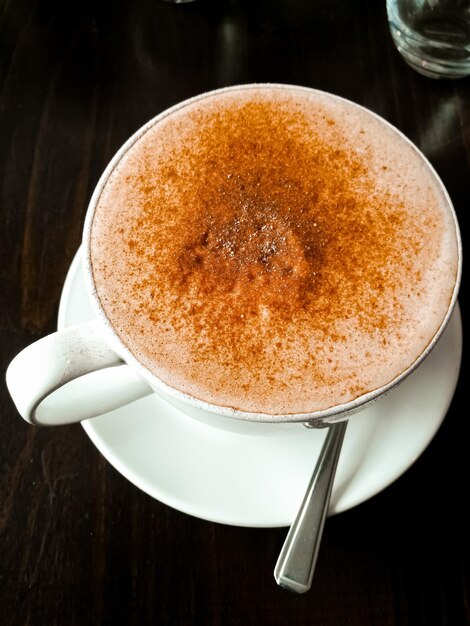 Foto vista ad alta angolazione del cappuccino sul tavolo