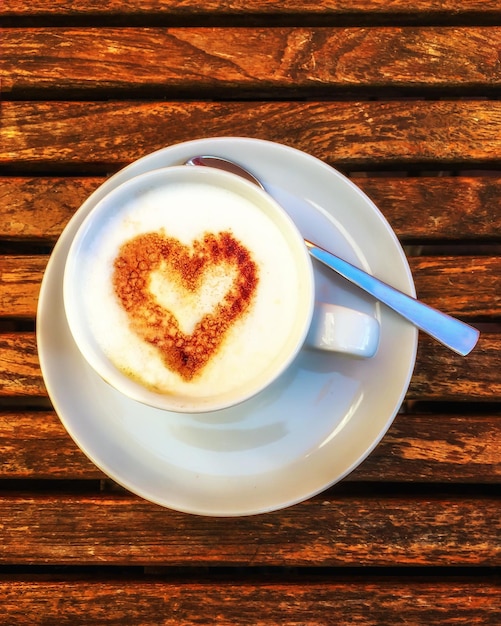 Foto vista ad alto angolo del cappuccino sul tavolo