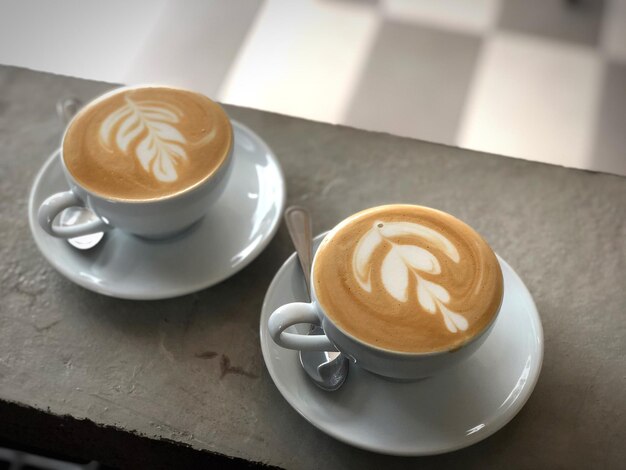 Photo high angle view of cappuccinos on table