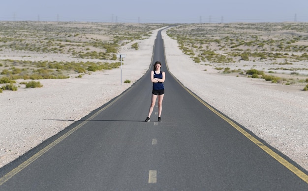 Foto vista ad alto angolo dell'auto su strada