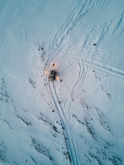 雪に覆われた風景上の車の高角度の視点