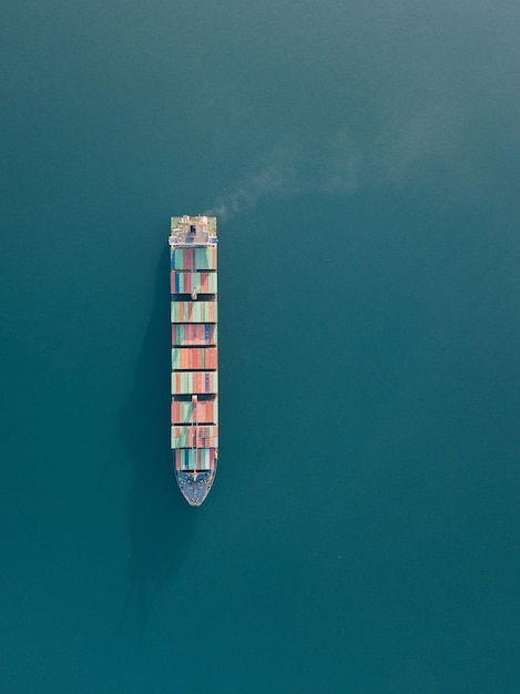 Foto vista ad alto angolo di una nave da carico in mare