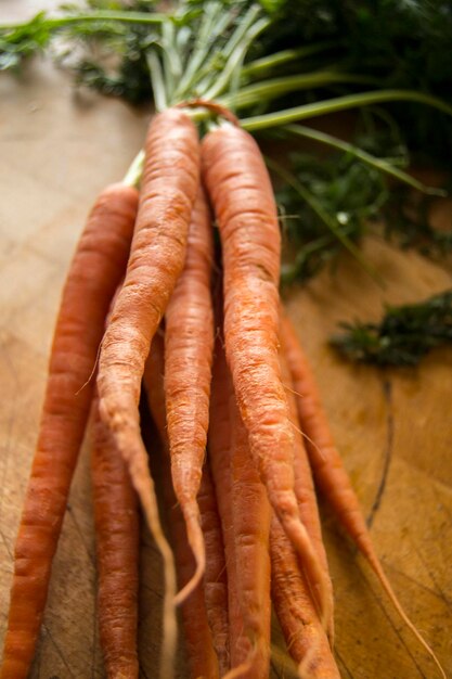 Photo high angle view of carrots on table