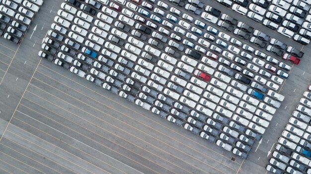 道路に駐車している車の高角度のビュー