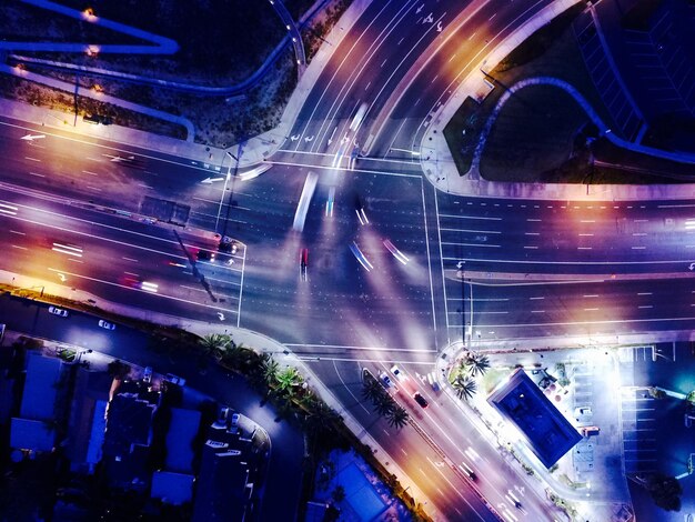 夜街の道路に乗っている車の高角度の景色