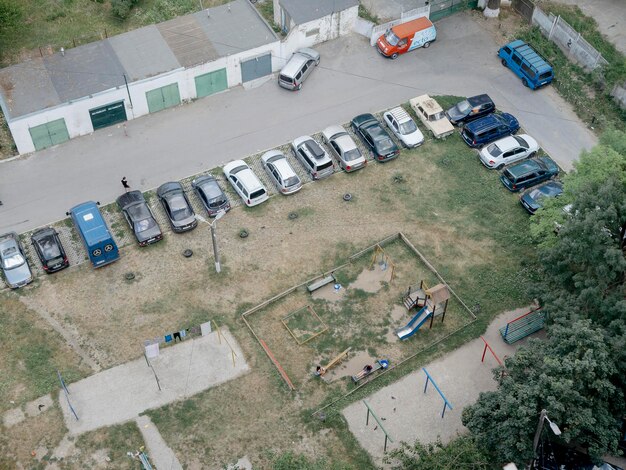 Foto vista ad alto angolo delle auto sulla strada e sul parco giochi