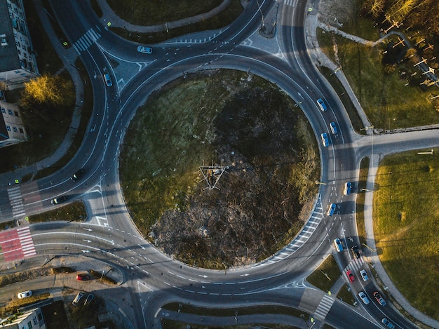 Foto vista ad alto angolo delle auto per strada in città