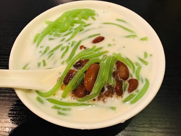 Photo high angle view of cendol in bowl on table