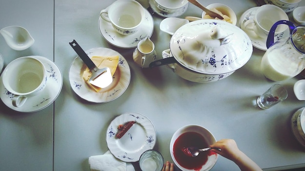 Photo high angle view of ceramic crockery on table