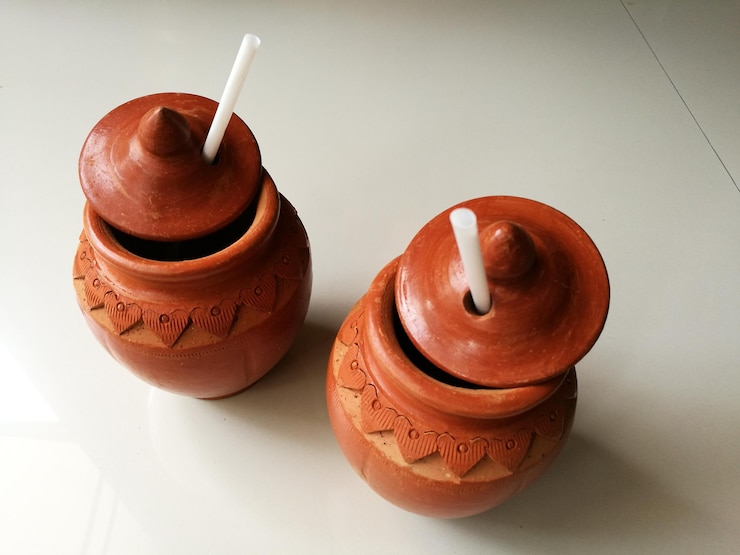 फोटो high angle view of ceramics on table