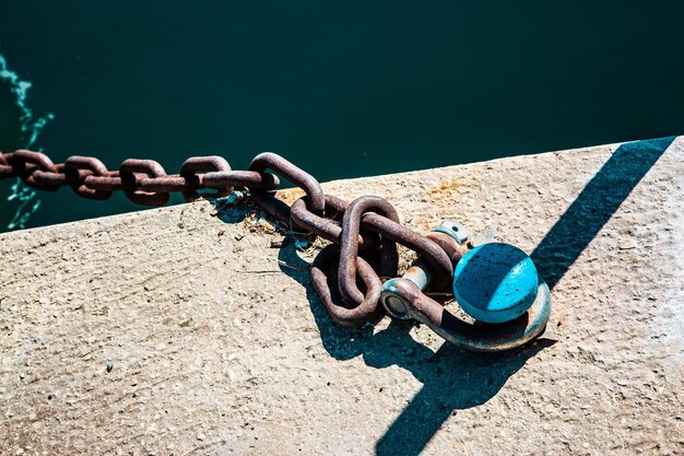 Photo high angle view of chain on promenade