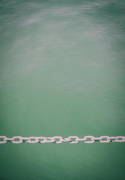 Photo high angle view of chain above sea