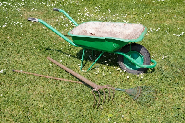 Photo high angle view of chair on grassy field