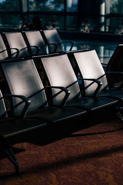 Photo high angle view of chairs in darkroom