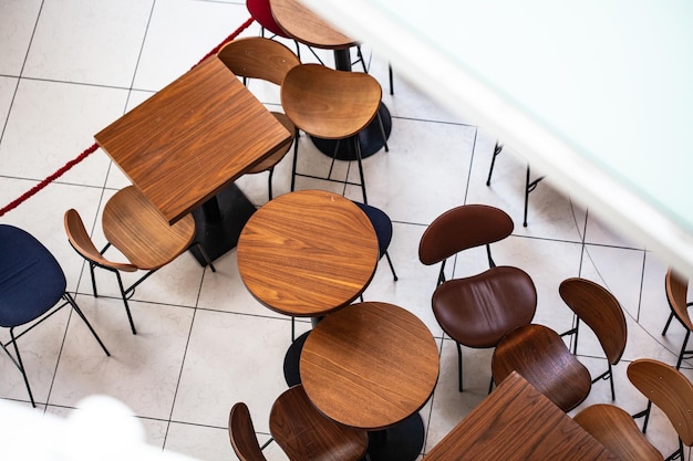 Photo high angle view of chairs on table