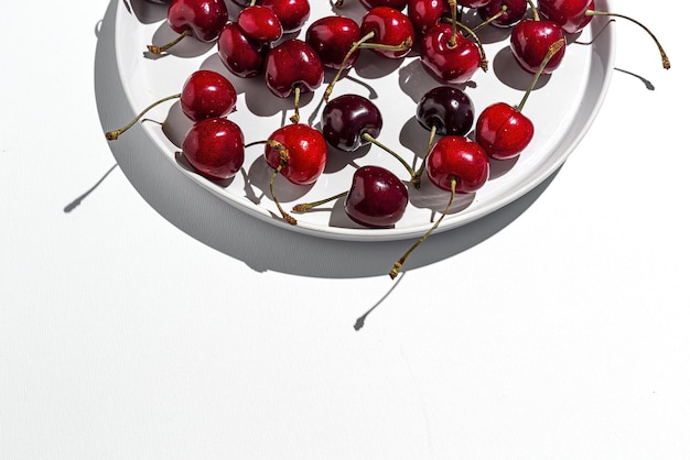Photo high angle view of cherries in bowl on table