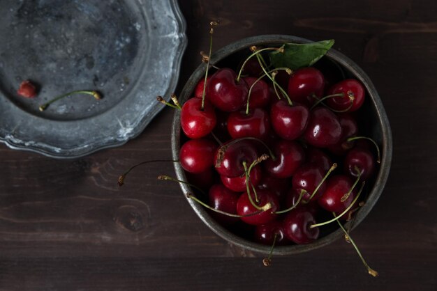 Photo high angle view of cherries in bowl on table