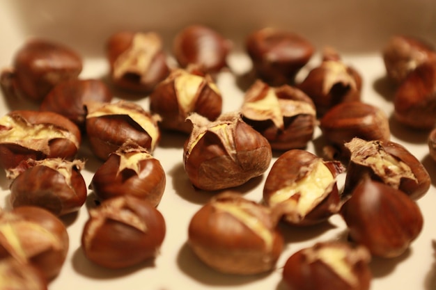 Foto vista ad alto angolo delle castagne su tavola