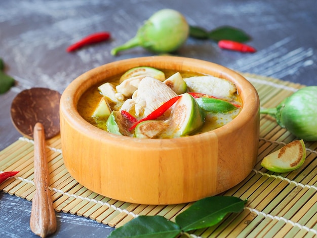 Photo high angle view of chicken green curry in bowl on table