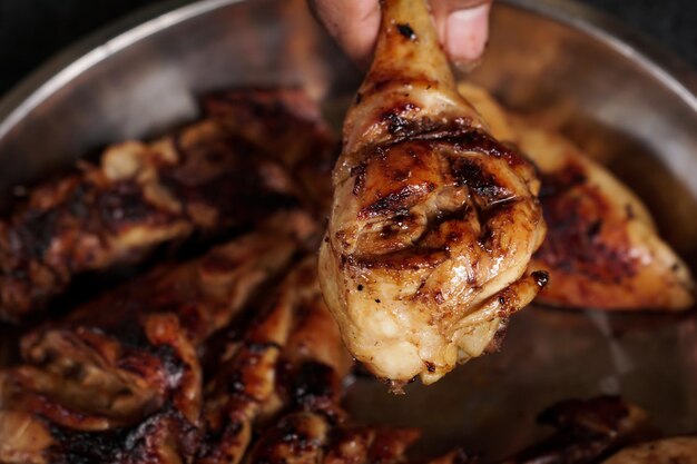 Photo high angle view of chicken meat on barbecue grill