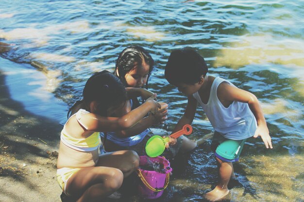 Foto vista ad alto angolo di bambini che giocano sulla riva della spiaggia