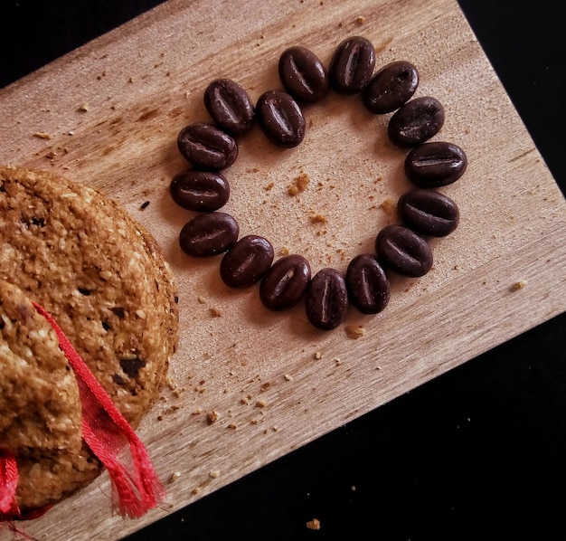 Foto vista ad alta angolazione dei chicchi di cioccolato sul tavolo