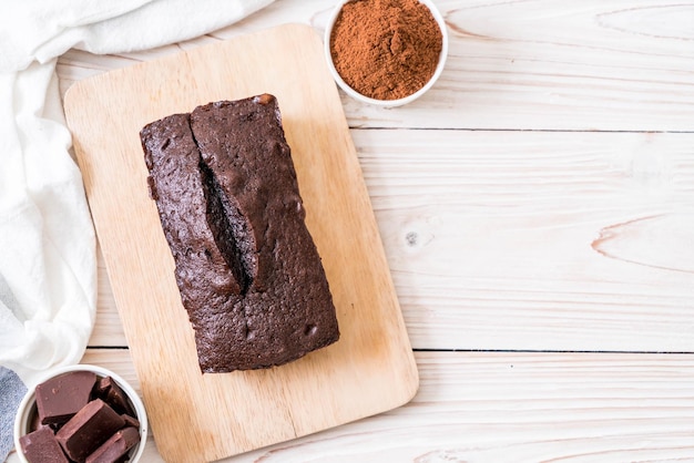 Foto vista ad alta angolazione della torta di cioccolato sul taglio